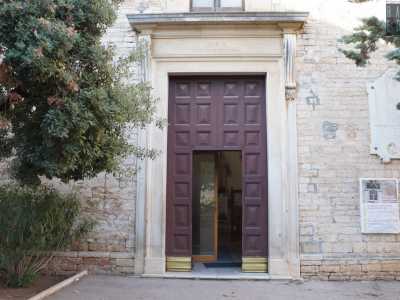 Alcuni studiosi fanno risalire la sua data di costruzione al IX secolo, sebbene la sua attuale soglia d�accesso con frontone ligneo e robusti pilastri acromi sia il risultato di un �restyling� barocco